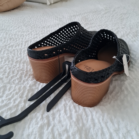 TIME AND TRU WOVEN MULES BLACK/BROWN SIZE 9 - Picture 5 of 7